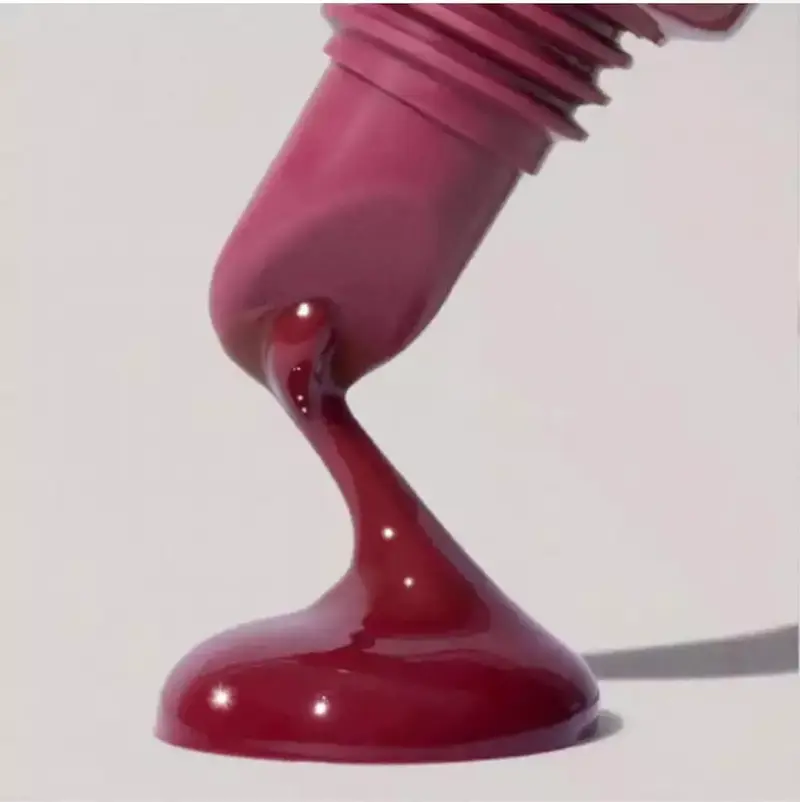 Gloss colorat pentru buze