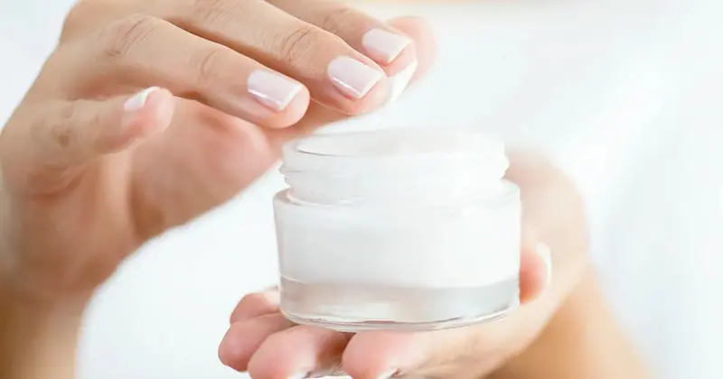 Rutina de seară cu retinol și niacinamidă