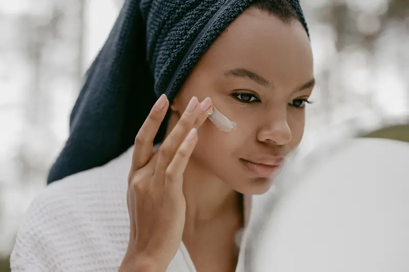 SKIN1004 Madagascar Tea-Trica cremă aplicată pe față