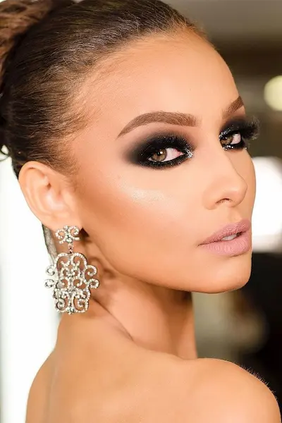 Pregătirea pielii înainte de machiaj Smoky Eyes